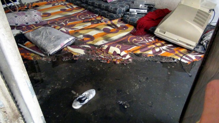 Tartıştığı komşusunun evini kundaklayıp, kendisini yakmaya kalktı; operasyonla yakalandı