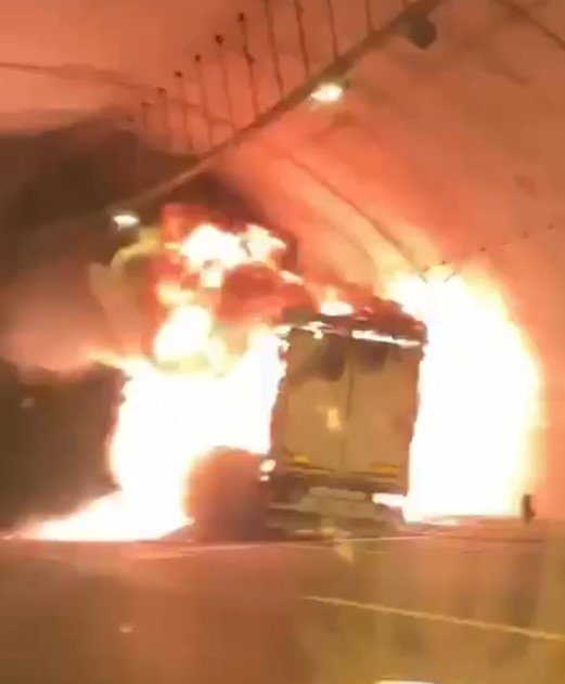 Tünelde tır yandı, sürücüler mahsur kaldı