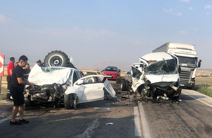 Afyonkarahisar'da otomobil ile kamyonet çarpıştı: 2 ölü, 1 yaralı