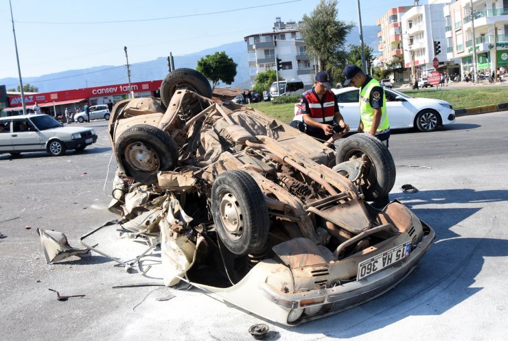 Antalya'da kavşakta kaza: 1 ölü, 3 yaralı