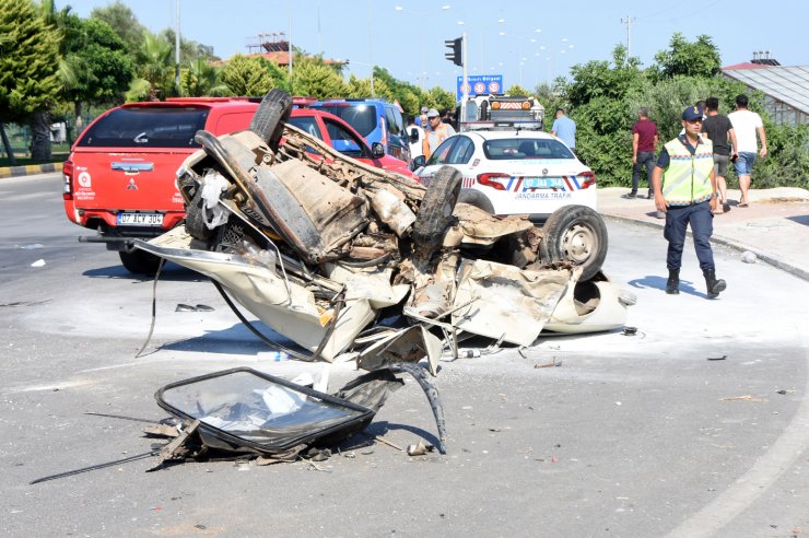 Antalya'da kavşakta kaza: 1 ölü, 3 yaralı