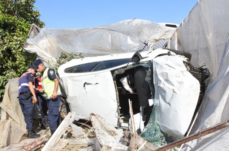 Antalya'da kavşakta kaza: 1 ölü, 3 yaralı