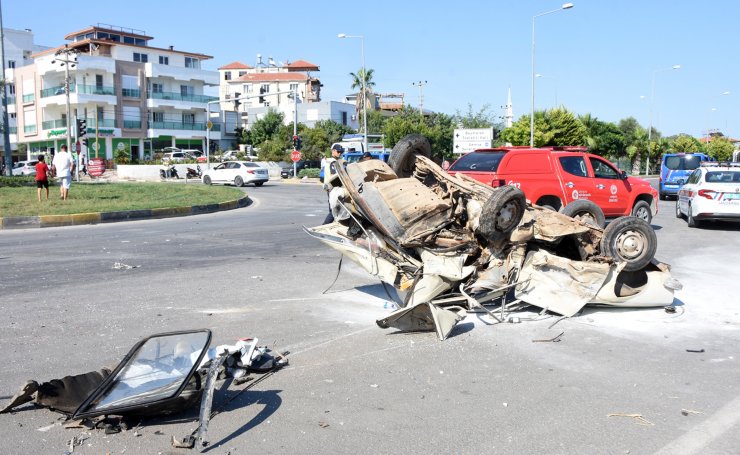 Antalya'da kavşakta kaza: 1 ölü, 3 yaralı