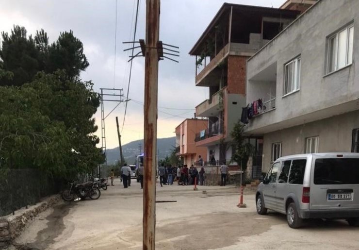 Babasını öldürüp, araya girmeye çalışan komşusunu da yaraladı
