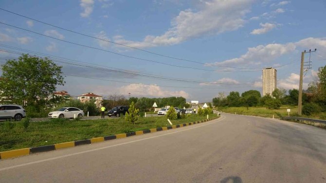 Hızını alamayan otomobil, kavşakta direğe çarptı: 1 ölü, 3 yaralı