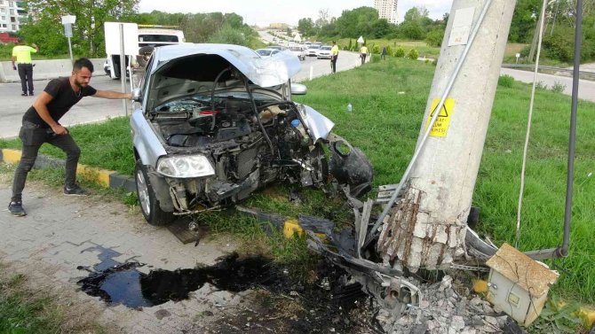 Hızını alamayan otomobil, kavşakta direğe çarptı: 1 ölü, 3 yaralı