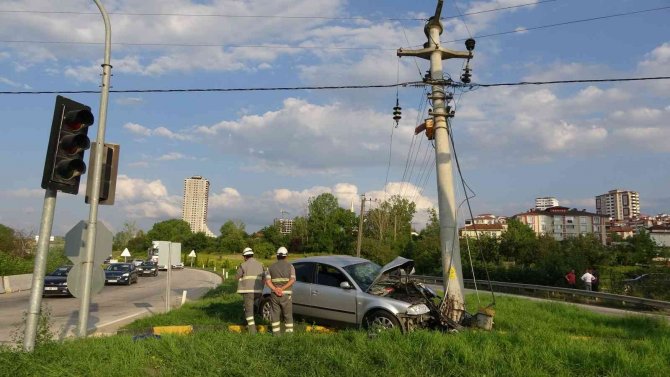 Hızını alamayan otomobil, kavşakta direğe çarptı: 1 ölü, 3 yaralı