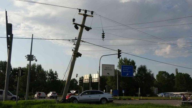 Hızını alamayan otomobil, kavşakta direğe çarptı: 1 ölü, 3 yaralı