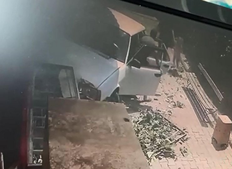 Lastiği kopan otomobil marketin dolaplarına çarptı; 5 kişinin yaralandığı kaza kamerada