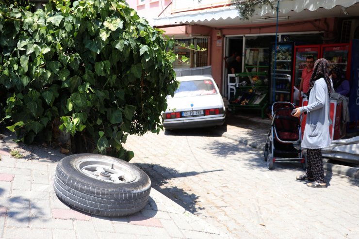 Lastiği kopan otomobil marketin dolaplarına çarptı; 5 kişinin yaralandığı kaza kamerada