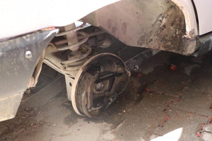 Lastiği kopan otomobil marketin dolaplarına çarptı; 5 kişinin yaralandığı kaza kamerada