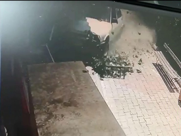 Lastiği kopan otomobil marketin dolaplarına çarptı; 5 kişinin yaralandığı kaza kamerada