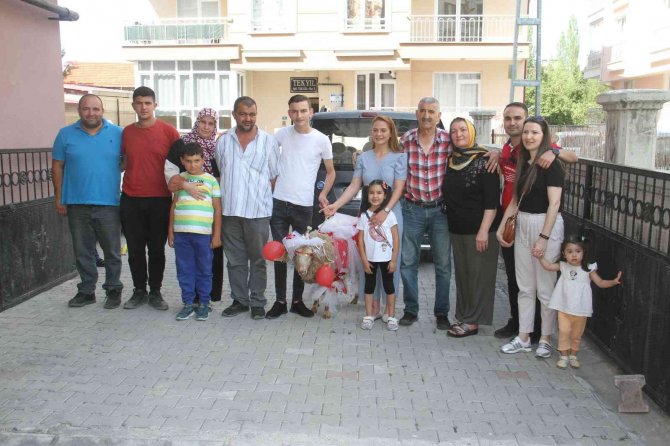 Nişanlıya süslü koç hediyesi