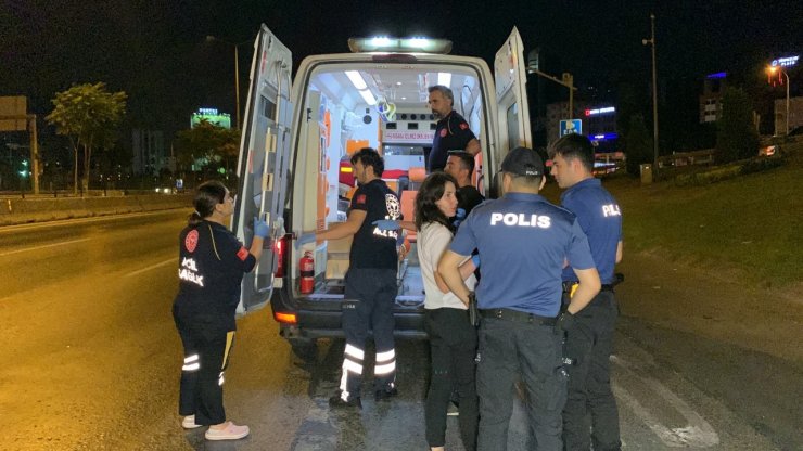 Otomobil otobüse çarptı:1'i ağır, 4 yaralı