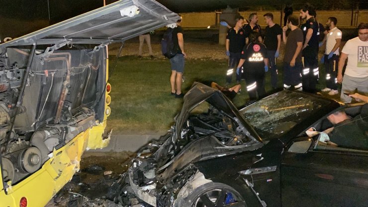 Otomobil otobüse çarptı:1'i ağır, 4 yaralı
