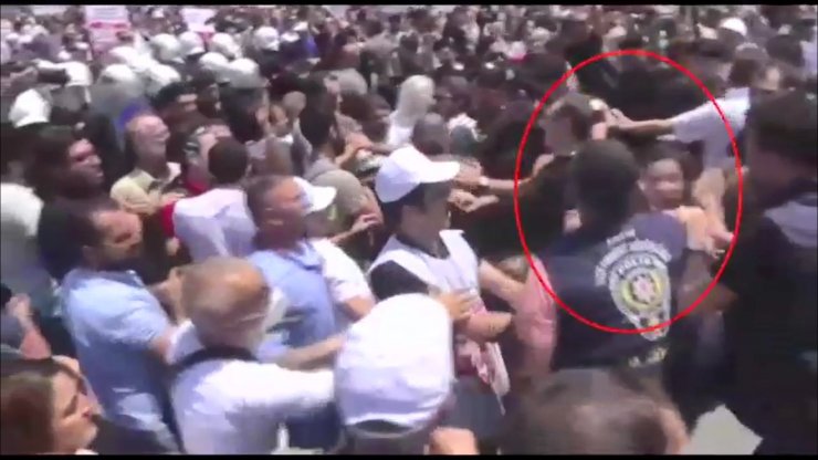 Sağlık çalışanlarının eyleminde polise tokat atan astsubay tutuklandı