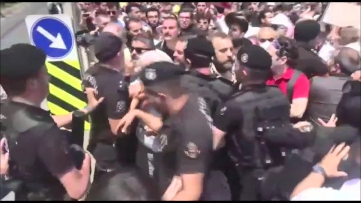 Sağlık çalışanlarının eyleminde polise tokat atan astsubay tutuklandı