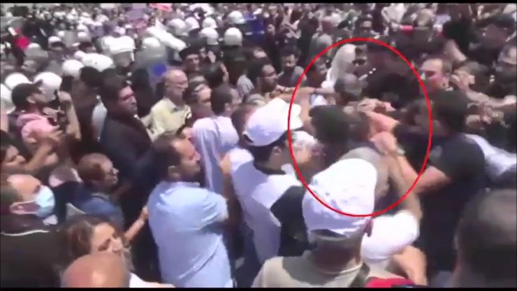 Sağlık çalışanlarının eyleminde polise tokat atan astsubay tutuklandı