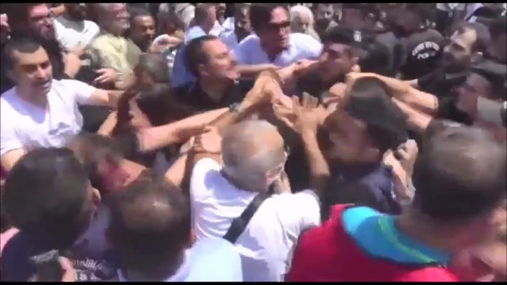 Sağlık çalışanlarının eyleminde polise tokat atan astsubay tutuklandı