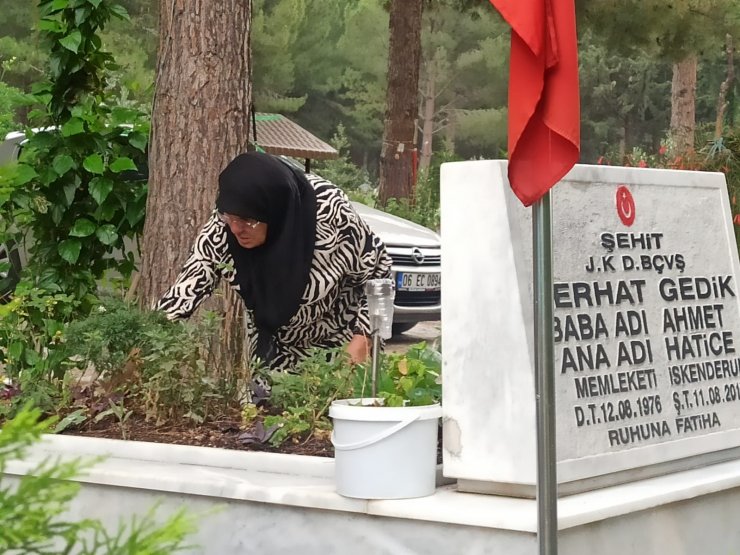 Şehit Başçavuş Ferhat Gedik'in annesinden hüzünlü mezar ziyareti