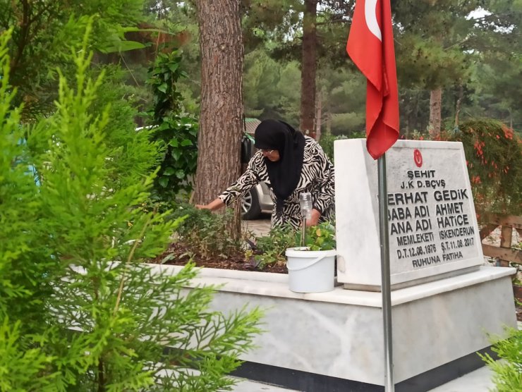 Şehit Başçavuş Ferhat Gedik'in annesinden hüzünlü mezar ziyareti