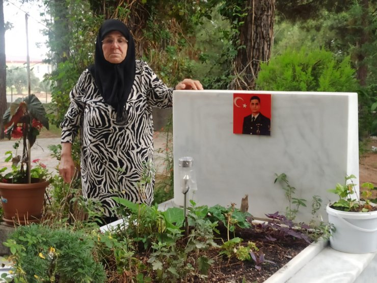 Şehit Başçavuş Ferhat Gedik'in annesinden hüzünlü mezar ziyareti