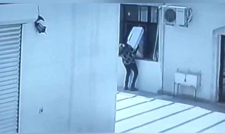 Taziye evinden sulu klima hırsızlığı kamerada