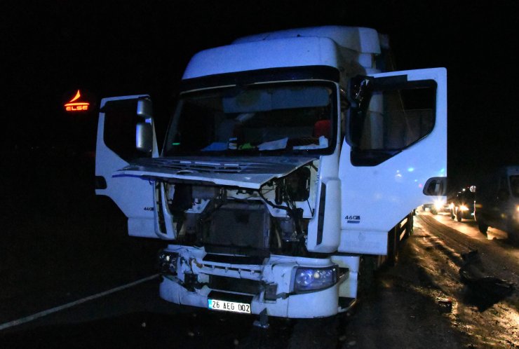 TIR kırmızı ışıktaki 8 aracı ezdi; 12 yaralı