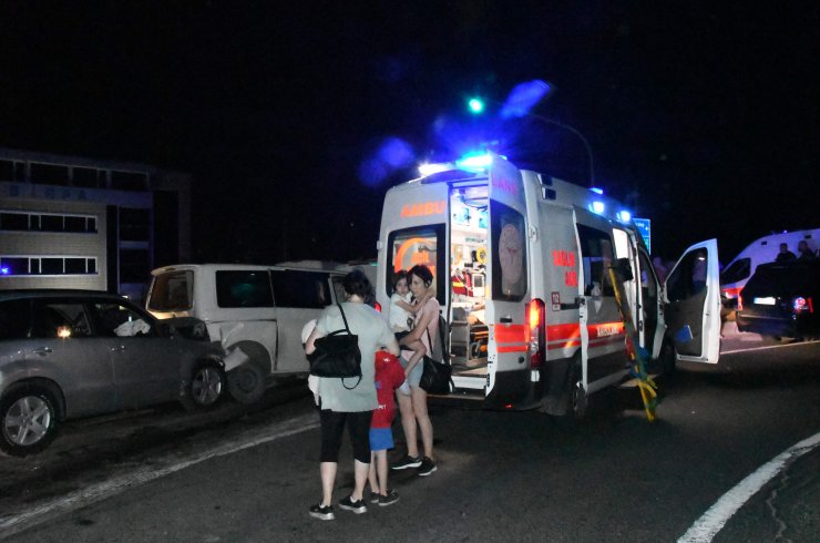 TIR kırmızı ışıktaki 8 aracı ezdi; 12 yaralı