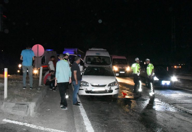 TIR kırmızı ışıktaki 8 aracı ezdi; 12 yaralı