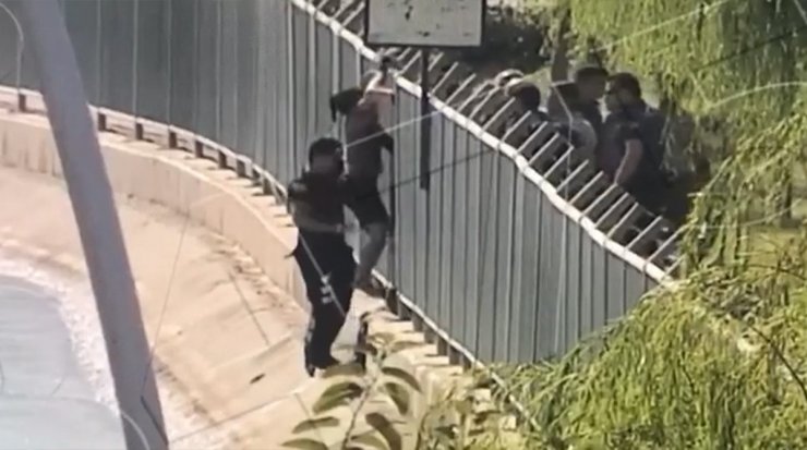 Video çekerken sulama kanalına düşen kadını polis kurtardı