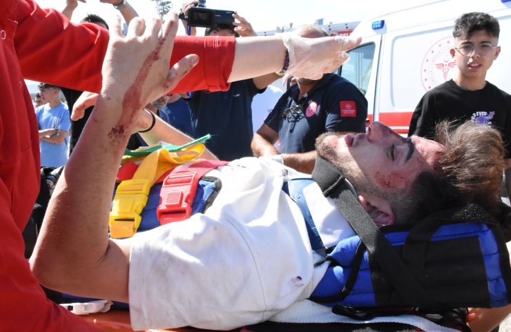 Ambulansa taşınırken sağlık çalışanının elini bırakmadı