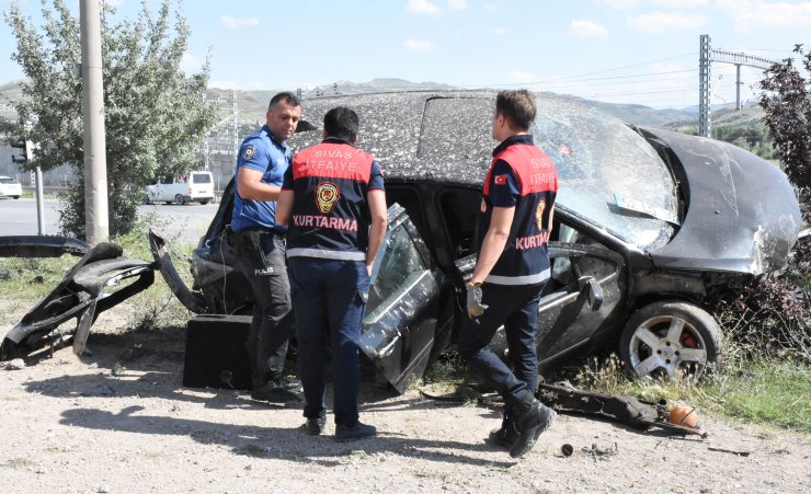 Ambulansa taşınırken sağlık çalışanının elini bırakmadı