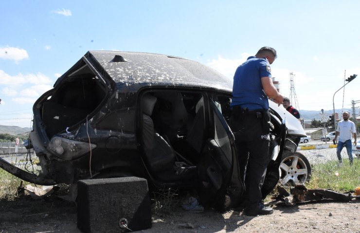 Ambulansa taşınırken sağlık çalışanının elini bırakmadı