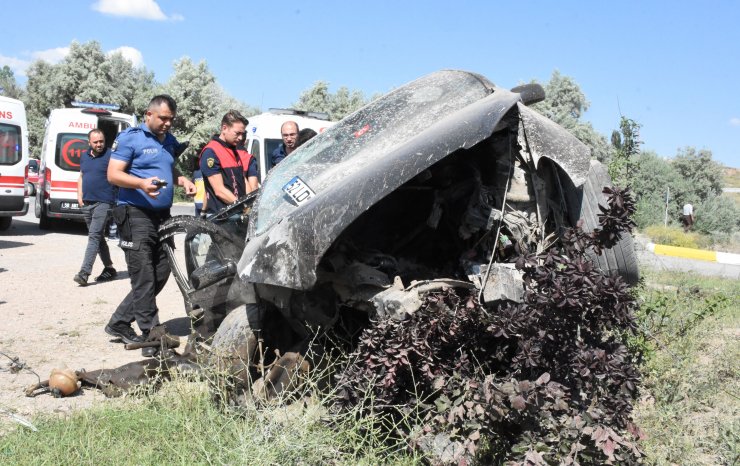 Ambulansa taşınırken sağlık çalışanının elini bırakmadı