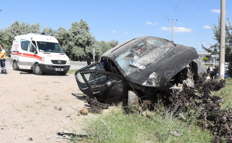 Ambulansa taşınırken sağlık çalışanının elini bırakmadı