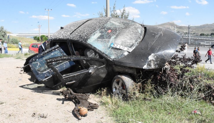 Ambulansa taşınırken sağlık çalışanının elini bırakmadı