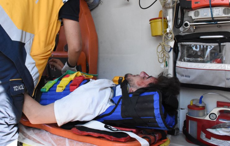 Ambulansa taşınırken sağlık çalışanının elini bırakmadı