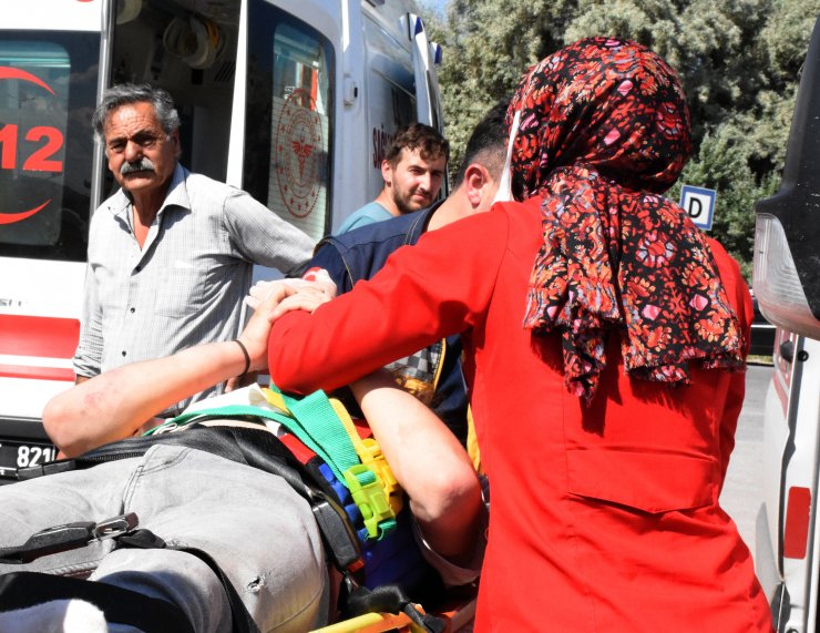 Ambulansa taşınırken sağlık çalışanının elini bırakmadı