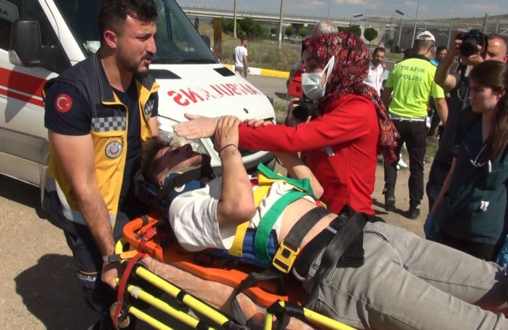 Ambulansa taşınırken sağlık çalışanının elini bırakmadı