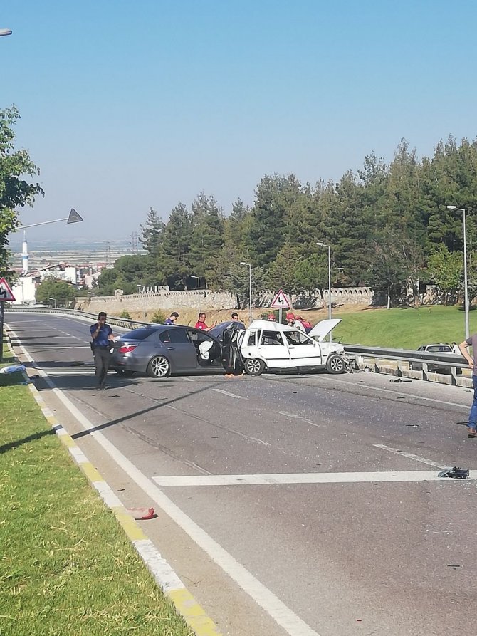 Aynı yöne giden otomobiller çarpıştı: 1 ölü, 7 yaralı