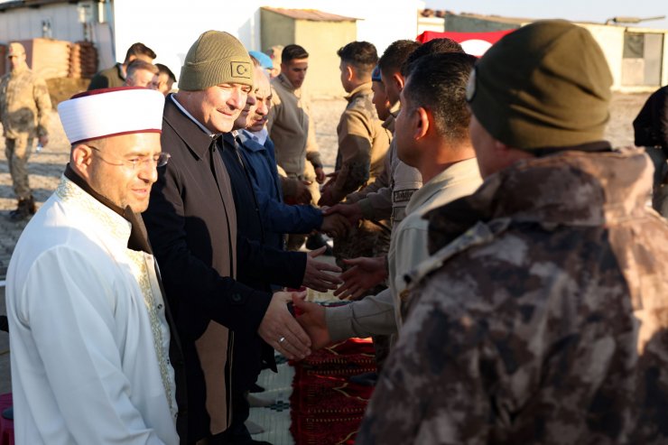 Bakan Soylu, bayram namazını Yüksekova'daki üs bölgesinde askerlerle kıldı