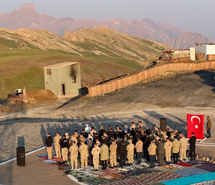 Bakan Soylu, bayram namazını Yüksekova'daki üs bölgesinde askerlerle kıldı