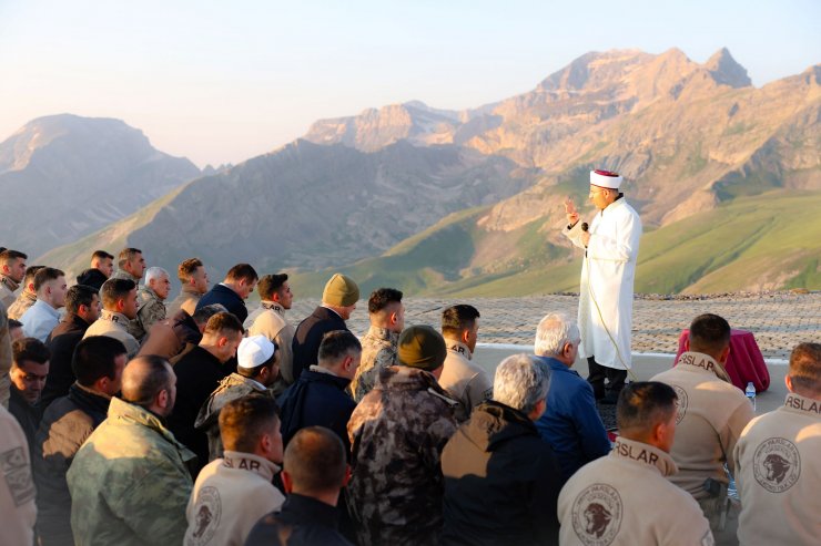 Bakan Soylu, bayram namazını Yüksekova'daki üs bölgesinde askerlerle kıldı
