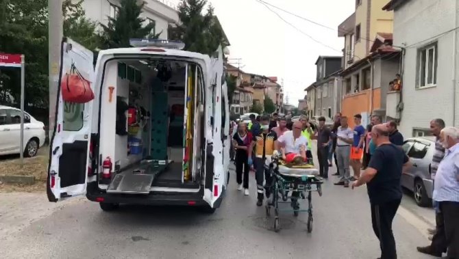 Bayram günü kabusu yaşadılar: Otomobil yolda oynayan çocuğa çarptı