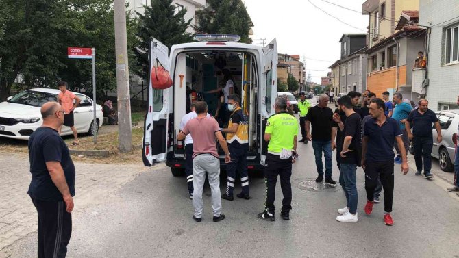 Bayram günü kabusu yaşadılar: Otomobil yolda oynayan çocuğa çarptı