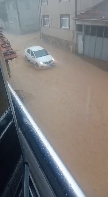 Bayramın birinci günü sağanak sele sebep oldu