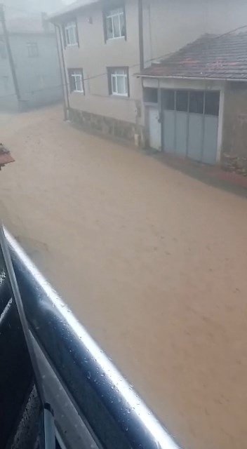 Bayramın birinci günü sağanak sele sebep oldu