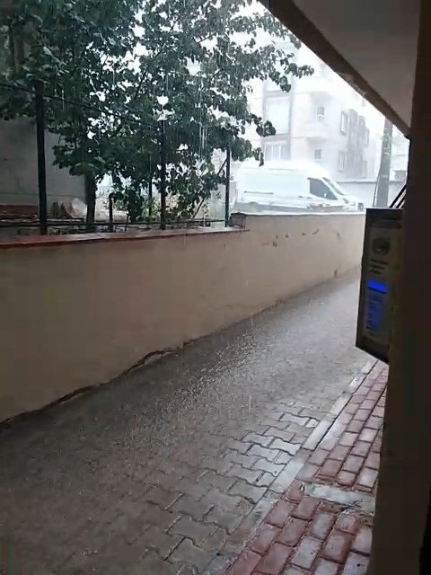 Bayramın birinci günü sağanak sele sebep oldu