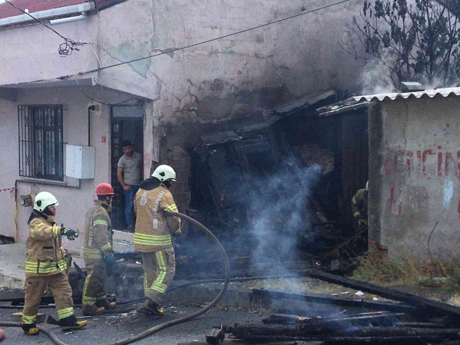Çocukların oyun oynarken yaktığı baraka küle döndü